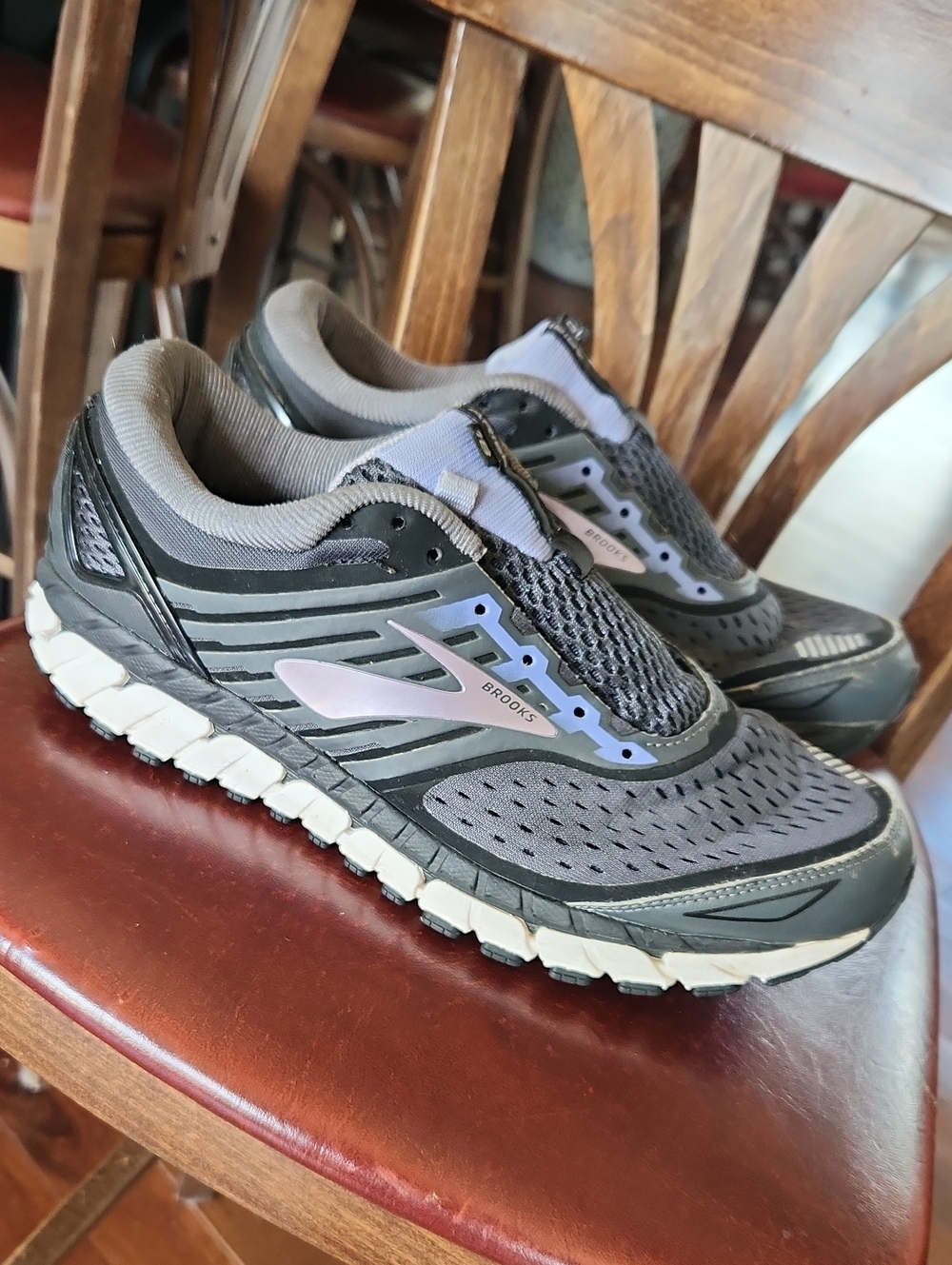 Brooks sz 10 Ariel 18 Athletic Shoes